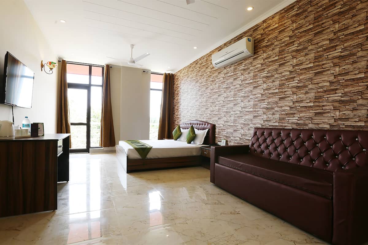 Superior Room | Desk, iron/ironing board, WiFi (free)
