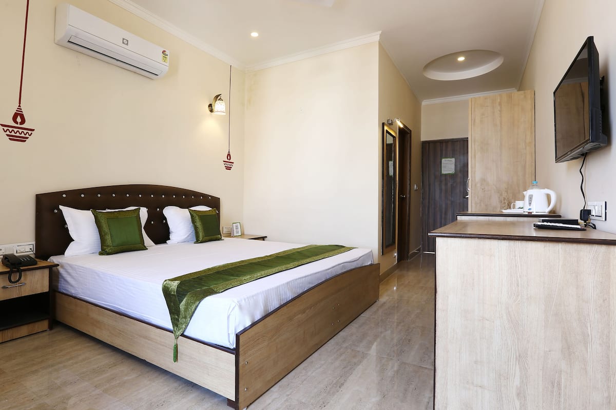 Standard Room | Desk, iron/ironing board, WiFi (free)