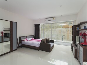 Estudio, 1 habitación | Caja de seguridad en la habitación y cortinas blackout 