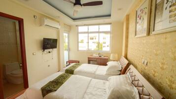 Deluxe Double or Twin Room | Peralatan tempat tidur premium, peti besi dalam bilik, meja