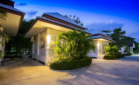 Fachada de la propiedad por la tarde o noche