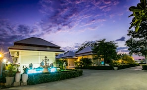 住宿正面 - 傍晚/夜晚