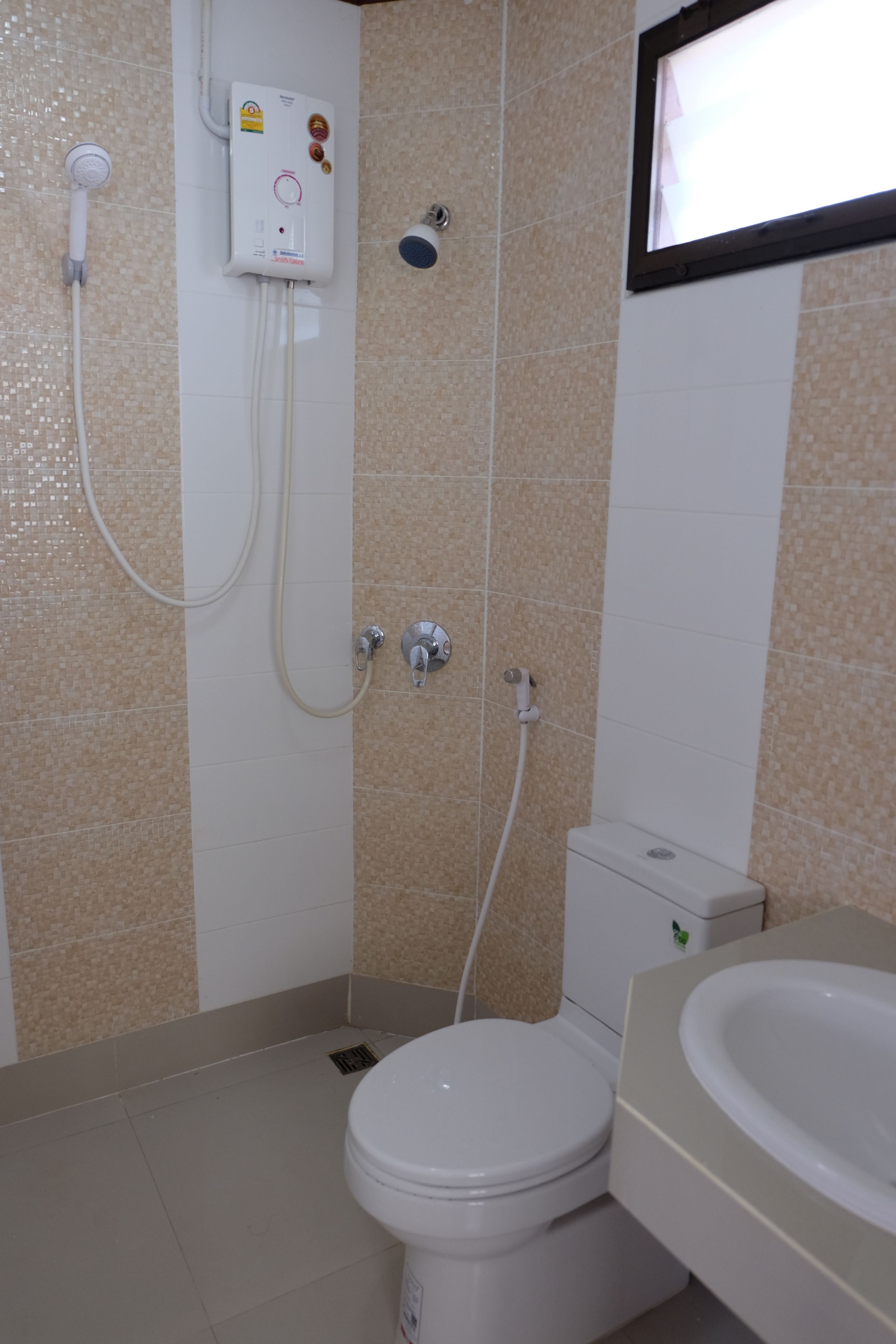 Triple Room | Bathroom | Shower, rainfall showerhead, free toiletries, bidet