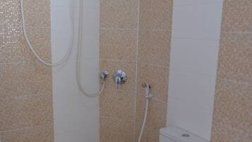 Triple Room | Bathroom | Shower, rainfall showerhead, free toiletries, bidet