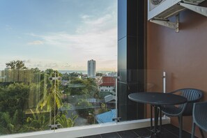 Studio, 2 chambres | Balcon