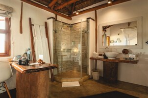 Ducha, artículos de tocador gratuitos, toallas