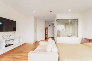 Studio, 1 Bedroom | In-room safe, blackout drapes, iron/ironing board, free WiFi