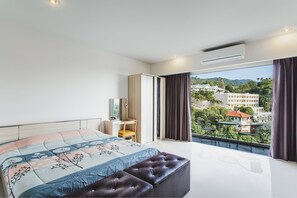 Studio, 1 chambre | Coffres-forts dans les chambres, bureau, rideaux occultants