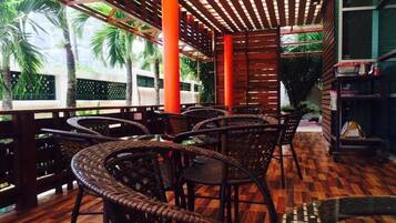 Aamiainen, lounas ja illallinen; paikallinen ja kansainvälinen keittiö