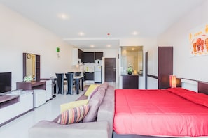 Studio, 1 Bedroom | In-room safe, blackout drapes, iron/ironing board, free WiFi