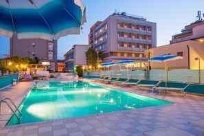 Piscina a l'aire lliure de temporada, para-sols i gandules 