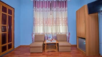 Deluxe Room | Minibar, in-room safe, desk, free WiFi