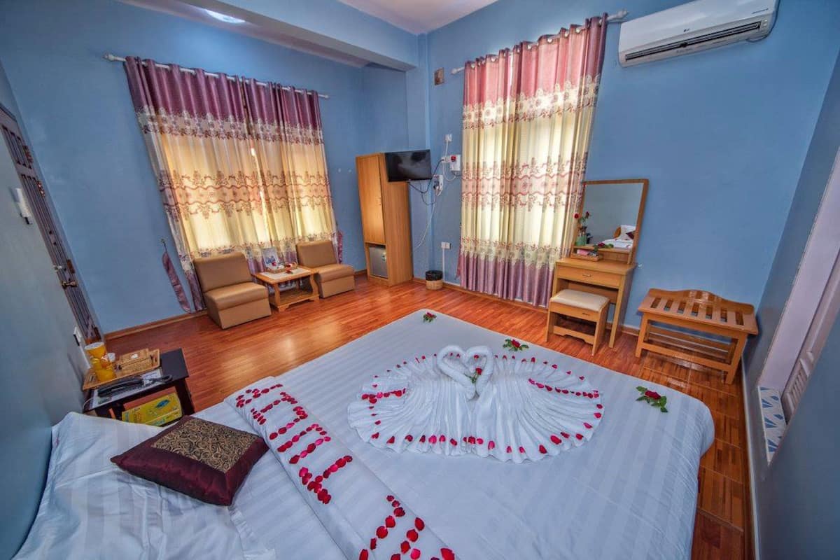Deluxe Room | Bar mini, peti besi dalam bilik, meja, Wi-fi percuma