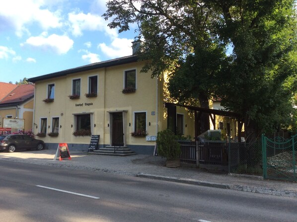 ด้านหน้าที่พัก