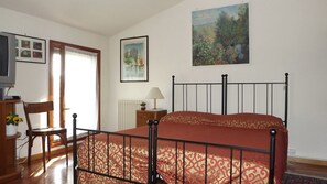Desk, blackout curtains, soundproofing, iron/ironing board - Il Frattiero B&B (Voghiera)