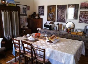 Sarapan Eropah setiap hari (EUR 5 seorang) 