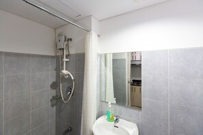 Apartment, Turm (Unit 320, B) | Badezimmer | Dusche, kostenlose Toilettenartikel, Handtücher
