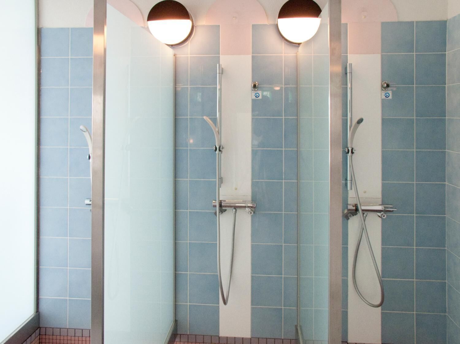 combined shower/bathtub, free toiletries, hair dryer, slippers