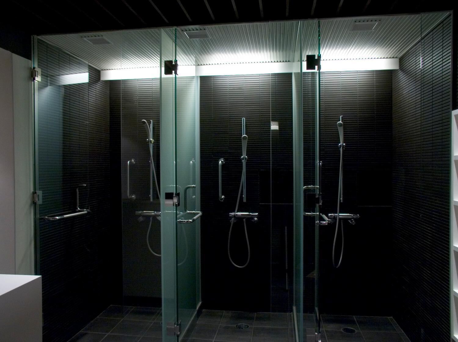 combined shower/bathtub, free toiletries, hair dryer, slippers