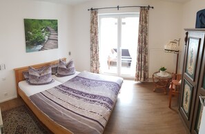 Ferienwohnung Kampenwand | 1 Schlafzimmer, hochwertige Bettwaren, individuell dekoriert