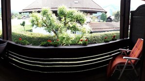 Un comedor con vista a un edificio tradicional y un jardín.