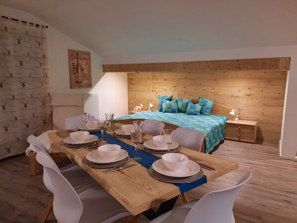 Ferienwohnung Hochgern | Wohnbereich | Flachbildfernseher