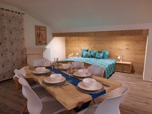 Apartment Hochgern | Living area | Flat-screen TV - Landhaus Hochgern (Unterwoessen)