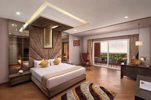 Junior Studio Suite | Premium bedding, in-room safe, desk, laptop workspace