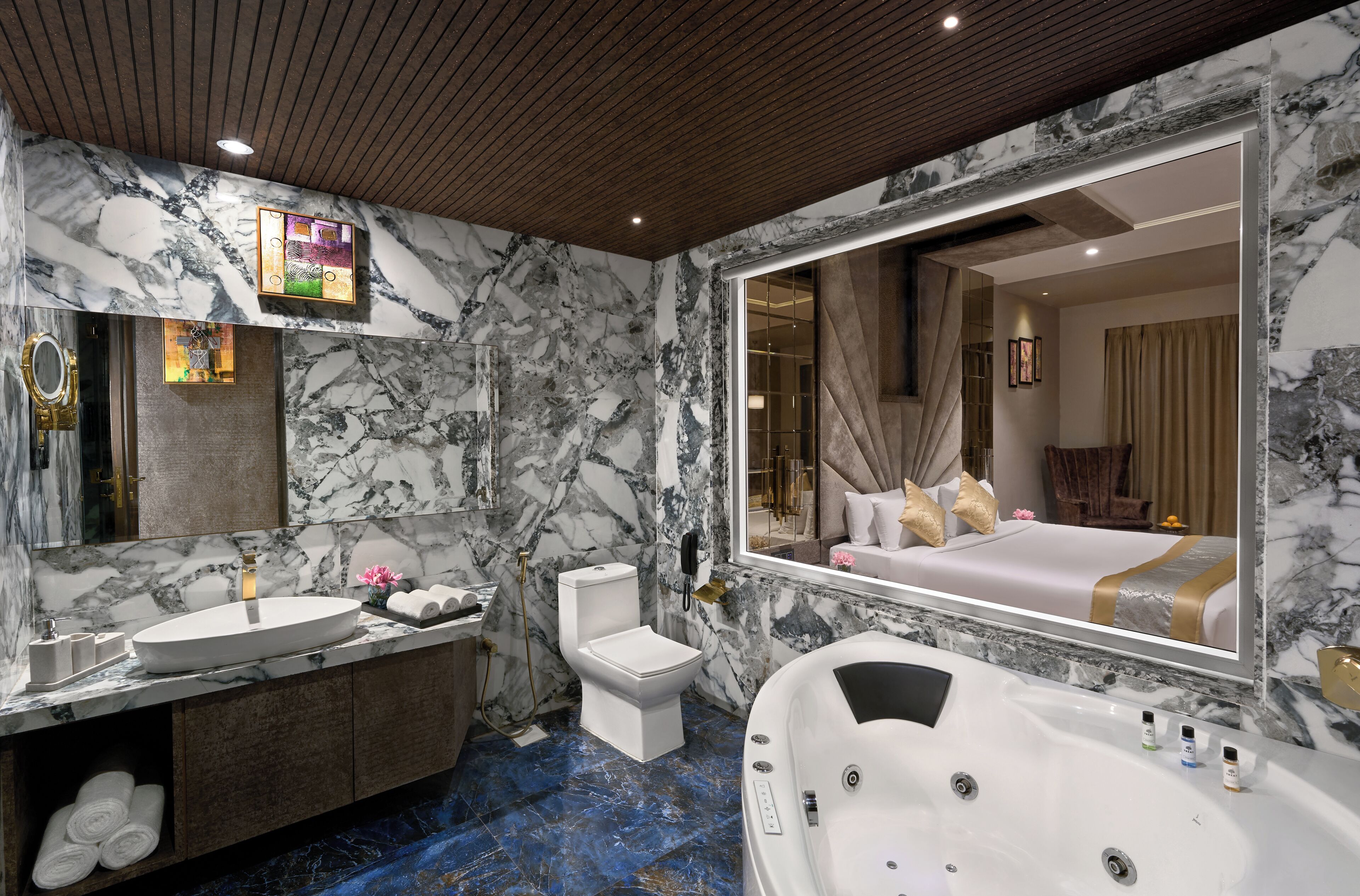 Signature Suite | Bathroom | Free toiletries, towels, soap, shampoo