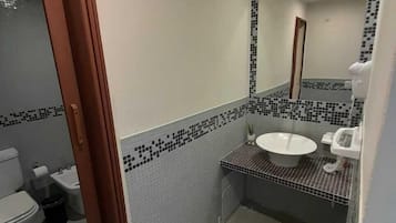 Deluxe Suite | Bathroom | Shower, towels