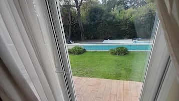 ميني بار وخزنة داخل الغرفة وتجهيزات عازلة للصوت