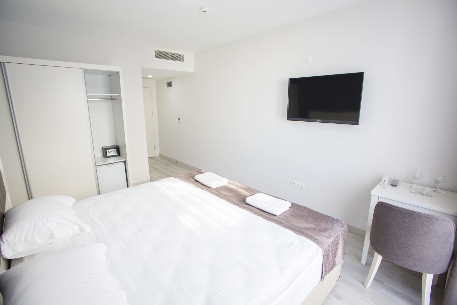 comfort double or twin room | premium bedding, minibar, in-room safe, desk