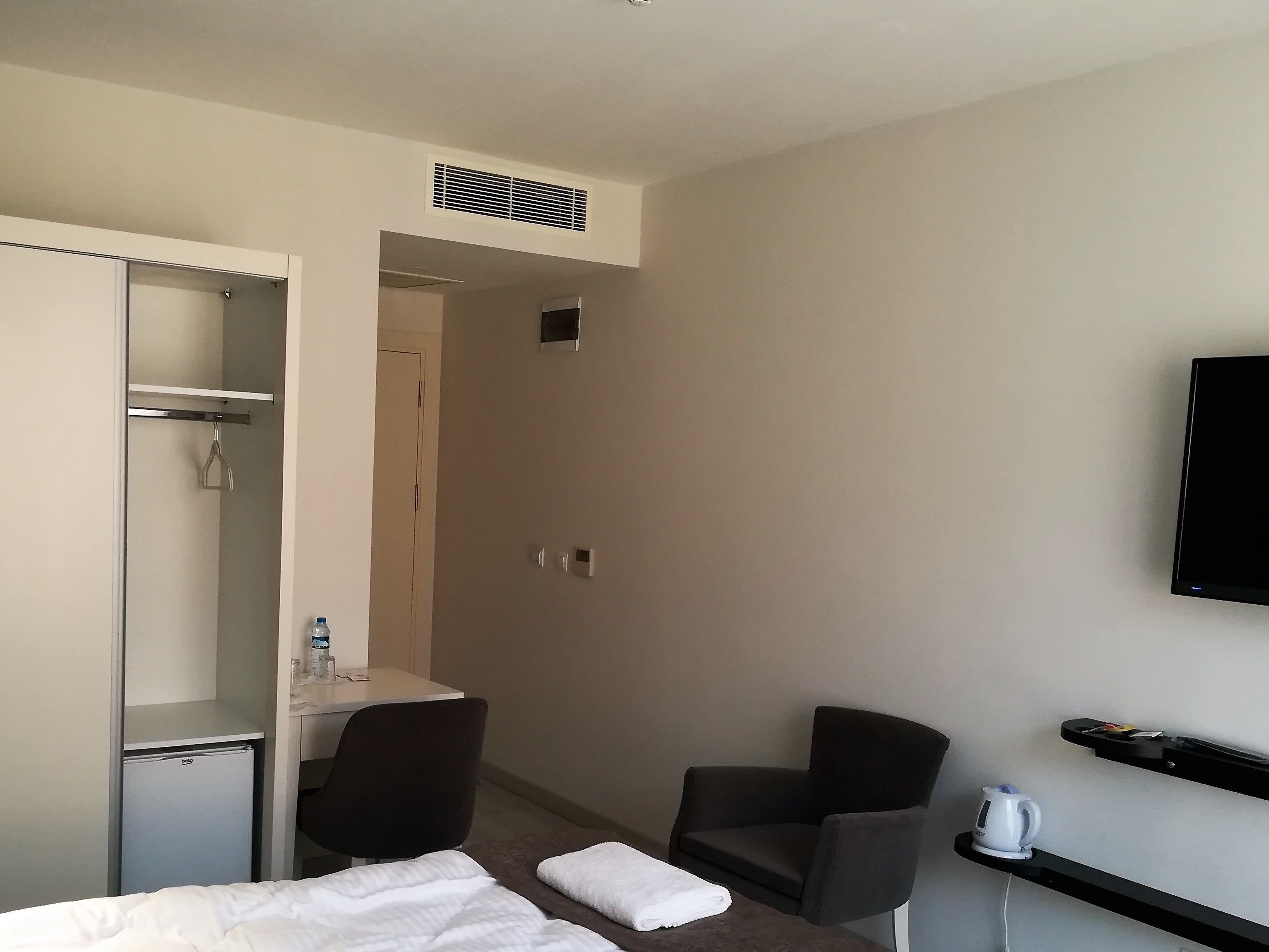 comfort triple room, city view | premium bedding, minibar, in-room safe, desk
