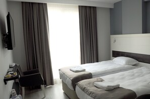 Comfort-Doppel- oder -Zweibettzimmer | Hochwertige Bettwaren, Minibar, Zimmersafe, Schreibtisch