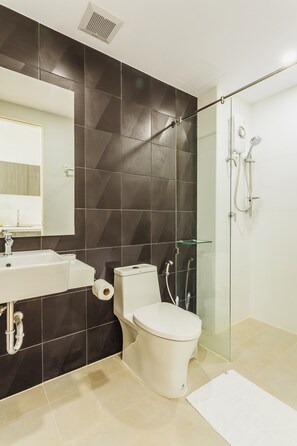 Shower, hair dryer, towels - Condo in Kata in Ozonec- Unit D618 (Karon)