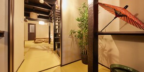家庭獨棟房屋, 非吸煙房 (with Open-air bath, up to 9 guests) | 2 間臥室、獨特裝潢、布置獨特、書桌