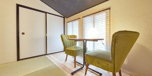 Casa familiar, no fumadores (with Open-air bath, up to 9 guests) | 2 dormitorios, decoración individual, mobiliario individual y escritorio