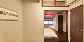 家庭獨棟房屋, 非吸煙房 (with Open-air bath, up to 9 guests) | 2 間臥室、獨特裝潢、布置獨特、書桌