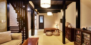家庭獨棟房屋, 非吸煙房 (with Open-air bath, up to 9 guests) | 2 間臥 室、獨特裝潢、布置獨特、書桌