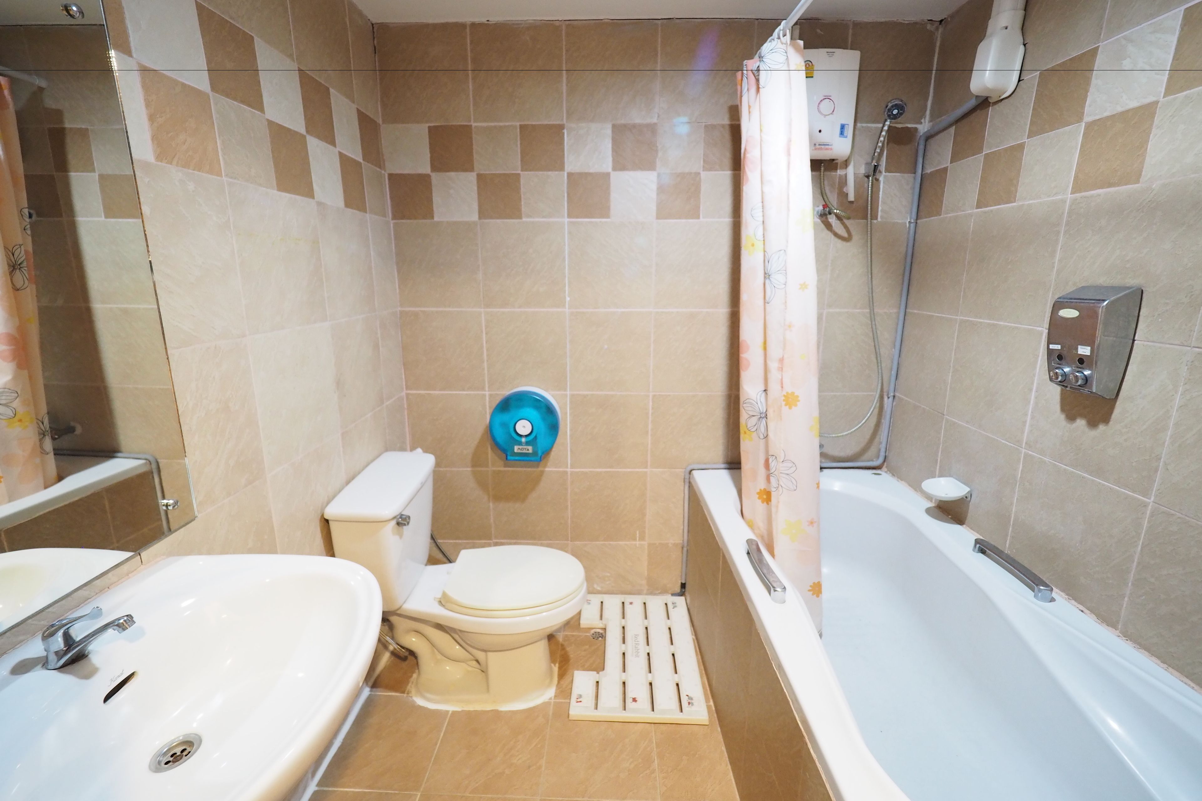 Une salle de bain avec des toilettes, un lavabo et une baignoire.