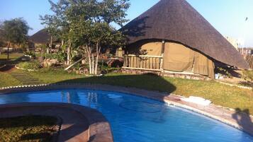 حمّام سباحة خارجي