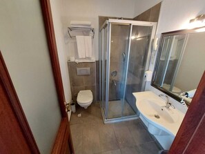 Standardzimmer, eingeschränkter Meerblick | Badezimmer | Dusche, Regendusche, Designer-Toilettenartikel, Haartrockner