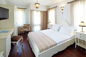 Family Triple Room | In-room safe, desk, WiFi (free), bed sheets