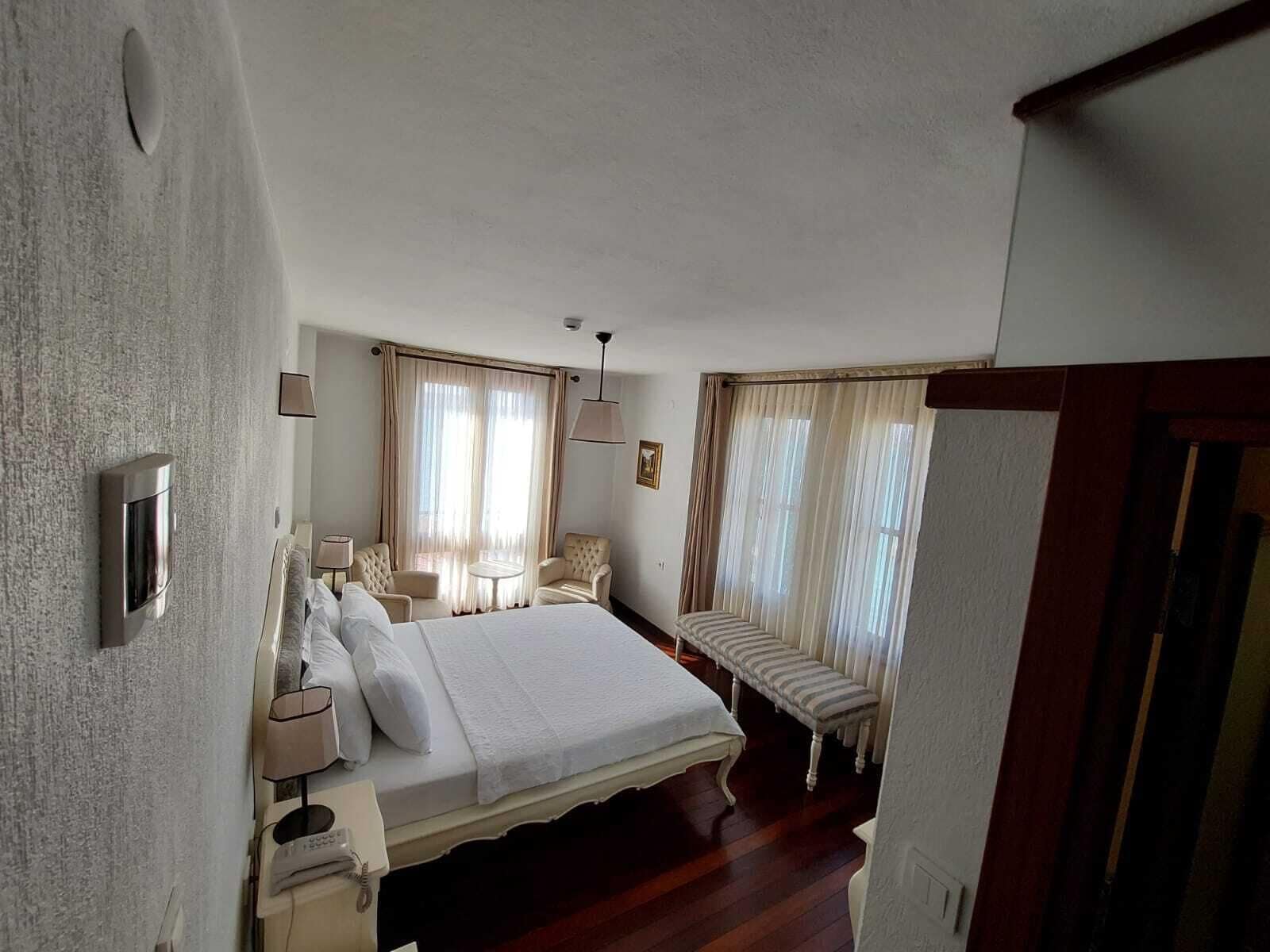 deluxe double room | in-room safe, desk, free wifi, bed sheets