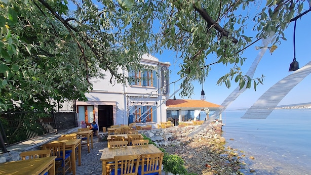 Un restaurante frente al mar con terraza y vistas al océano.