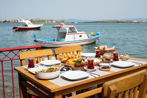 Breakfast meal - Ferahi Evler Otel (Ayvalik)