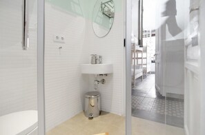 Douche, serviettes fournies