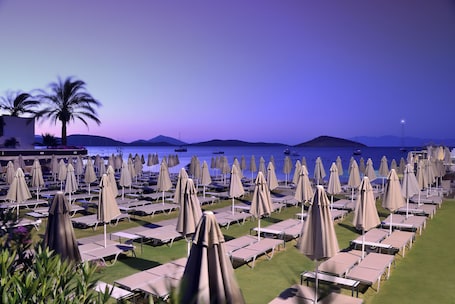 Yksityinen ranta, aurinkotuoleja, aurinkovarjoja