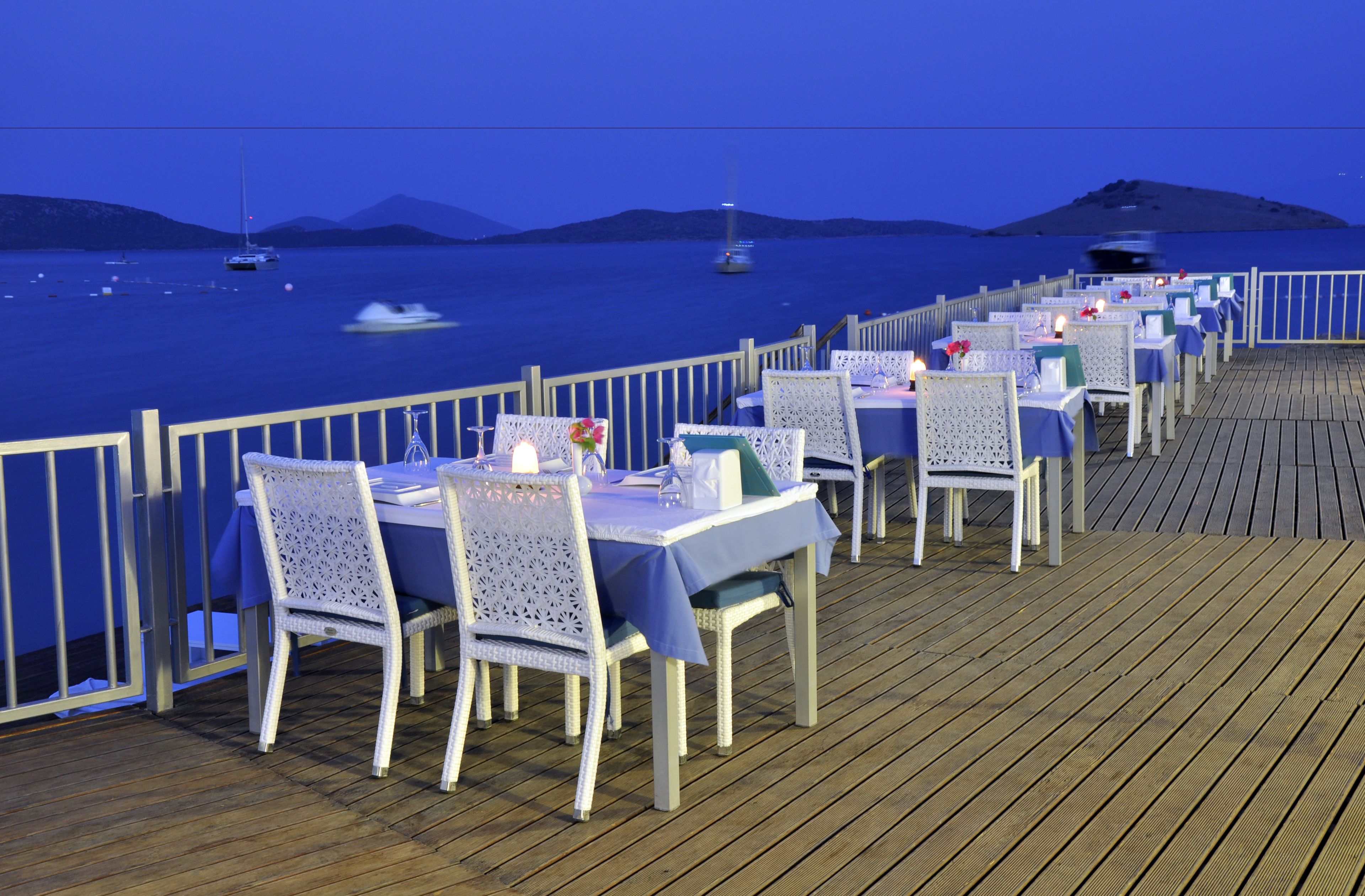 breakfast, lunch and dinner served