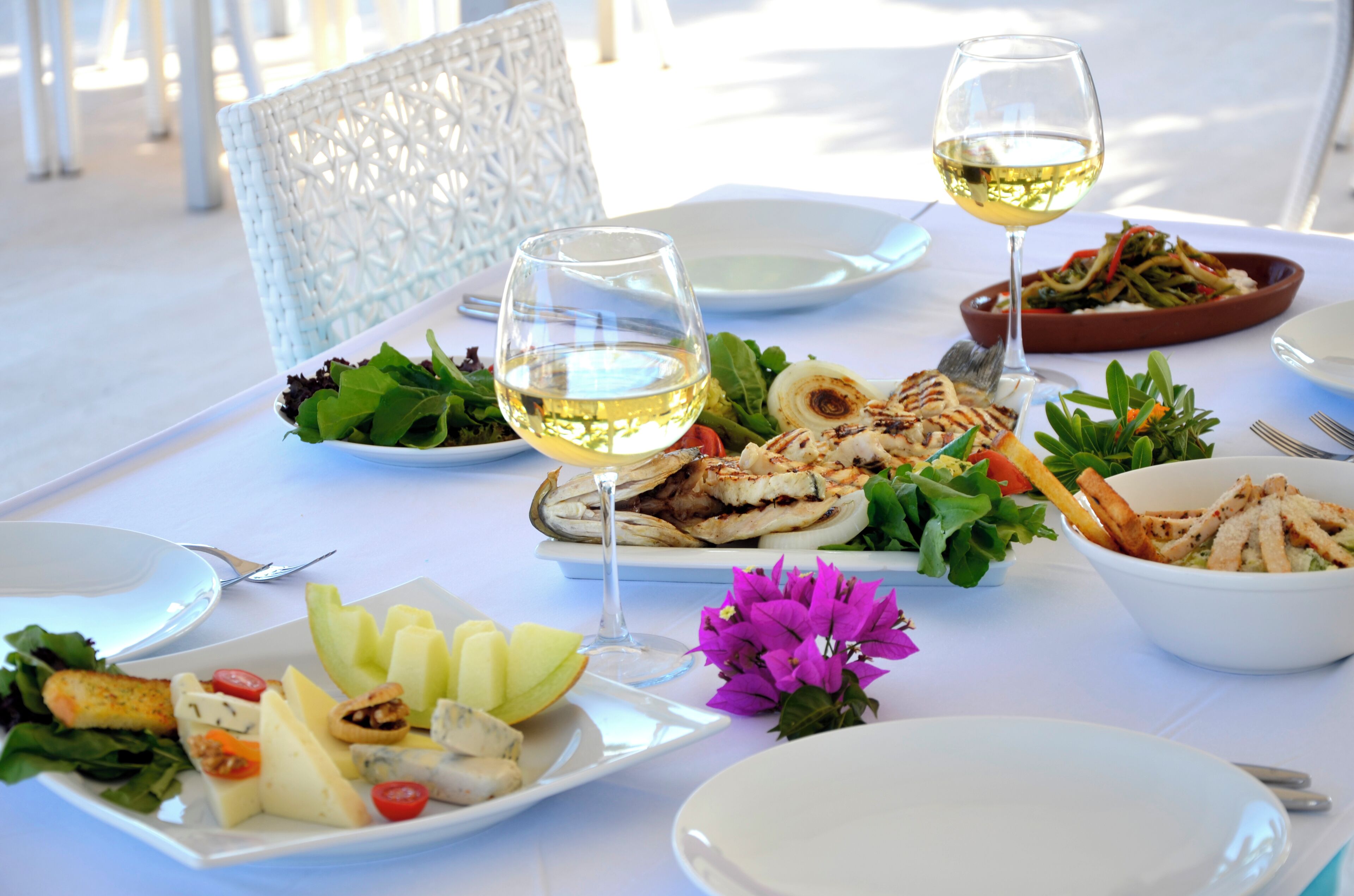 breakfast, lunch and dinner served